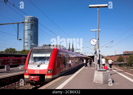 Der Bahnhof Messe-Deutz, KölnTriangle Tower, im Hintergrund der Dom, Köln, Deutschland. Der Bahnhof Messe-Deutz, KoelnTriangle Turm, im Hi Stockfoto