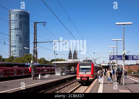 Der Bahnhof Messe-Deutz, KölnTriangle Tower, im Hintergrund der Dom, Köln, Deutschland. Der Bahnhof Messe-Deutz, KoelnTriangle Turm, im Hi Stockfoto