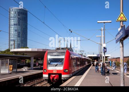 Der Bahnhof Messe-Deutz, KölnTriangle Tower, im Hintergrund der Dom, Köln, Deutschland. Der Bahnhof Messe-Deutz, KoelnTriangle Turm, im Hi Stockfoto