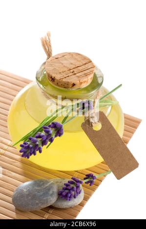 Lavendelöl mit Karton und Copyspace isoliert auf weiß Stockfoto