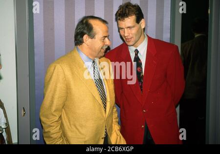 Dortmund, Deutschland. 09. Aug, 2020. firo: 12.1993, 1993, 93 Boxen Boxen, Männer, Männer, Training, in Dortmund Henry Maske, mit, und, sein Promoter, Wilfried Sauerland, Halbfigur Quelle: dpa/Alamy Live News Stockfoto