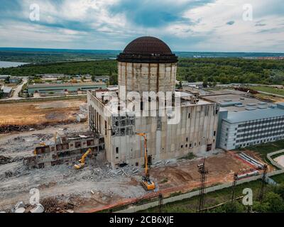 Alte russische gepanzerte Fahrzeuge auf Sonnenuntergang Hintergrund auf Militärbasis Stockfoto