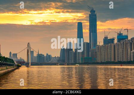 Guangzhou, China Skyline am Pearl River bei Sonnenuntergang. Stockfoto