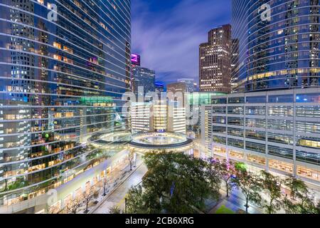 Houston, Texas, USA Stadtbild in der Innenstadt bei Dämmerung im Finanzviertel. Stockfoto