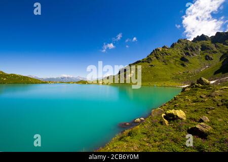 Alpine Berg Seenlandschaft und Aussicht, blau schöne und erstaunliche See-Panorama, Weitwinkel-Objektiv-Landschaft und Bergreflexionen in Okhrotskhali Stockfoto