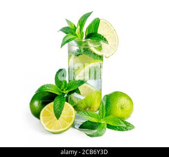 Mojito Cocktail mit Eis isoliert auf weißem Hintergrund. Frischer mohito mit Limette und Minze trinken. Happy Hour und Getränkekarte. Stockfoto