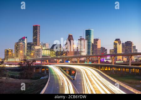 Houston, Texas, USA Skyline der Innenstadt über die Autobahnen in der Abenddämmerung. Stockfoto