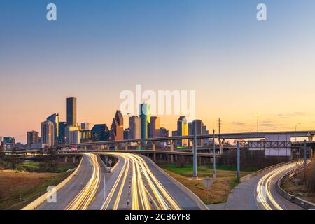 Houston, Texas, USA Skyline der Innenstadt über die Autobahnen in der Abenddämmerung. Stockfoto