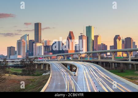 Houston, Texas, USA Skyline der Innenstadt über die Autobahnen in der Abenddämmerung. Stockfoto