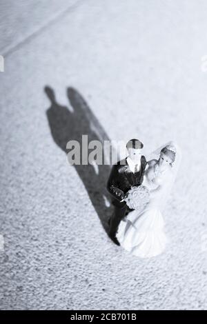 Standardfigur des Ehepaares auf beigem Boden. Keine Personen Stockfoto