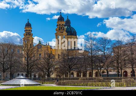Blick auf die Theatinerkirche St. Cajetan vom Hofgarten in München Stockfoto