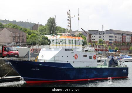 MS Smit Yare, ein von Boskalis betriebenes Flugbesatzungs-/Marinestützschiff, liegt am James Watt Dock in Greenock, Inverclyde. Stockfoto