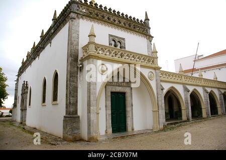 Portugal, Region Alentejo, Beja. Kloster unserer Lieben Frau von der Empfängnis (Convento de Nossa Senhora da Conceiçao), eine Gemeinde der Klarissen. Es wurde 1495 gegründet. Heute Museum Rainha Dona Leonor. Gesamtansicht der Fassade und Veranda. Stockfoto