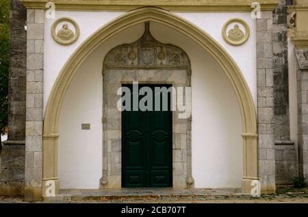 Portugal, Region Alentejo, Beja. Kloster unserer Lieben Frau von der Empfängnis (Convento de Nossa Senhora da Conceiçao), eine Gemeinde der Klarissen. Es wurde 1495 gegründet. Heute Museum Rainha Dona Leonor. Eingangstür der Veranda mit einem Ogee Bogen. Stockfoto