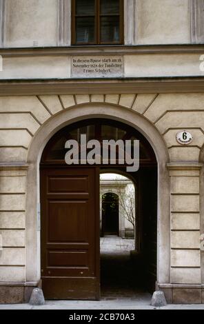 Franz Schubert (1797-1828). Österreichischer Komponist. Eingangstür zum Haus in der Kettenbrückengasse 6. Wohnung seines Bruders Ferdinand, wo Franz Schubert am 19. November 1828 verstarb. Die Schubert-Sterewohnung ist ein kleines Museum. Wien, Österreich. Stockfoto