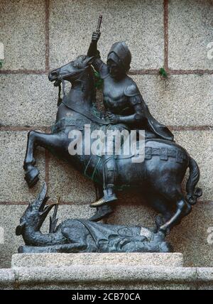 Der heilige Georg hat den Drachen erschlugen. Bronzestatue von Jose Rodriguez, 1963. St. George Platz. Caceres. Extremadura, Spanien. Stockfoto