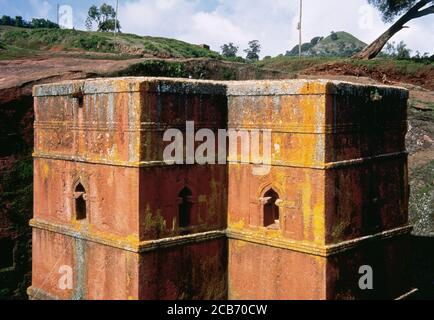 Äthiopien, Provinz Lasta, Lalibela. Die Kirche des Heiligen Georg (Bete Giyorgis). Eine der elf felsengehauenen monolithischen Kirchen in Lalibela. Äthiopisch-Orthodoxe Tewahedo-Kirche. Außenansicht Kirche in Form eines Kreuzes. Erbaut während der Herrschaft von König Gebre Mesqel Lalibela, der späten Zagwe-Dynastie. Ende des 12.-frühen 13. Jahrhunderts. Stockfoto