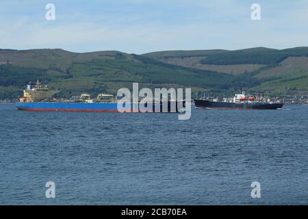 Der Marine Management Services Tanker United Ideal, wird auf dem Clyde einwärts gesehen, wobei das US Navy Trainingsschiff Empire State VI auswärts notiert wird. Stockfoto