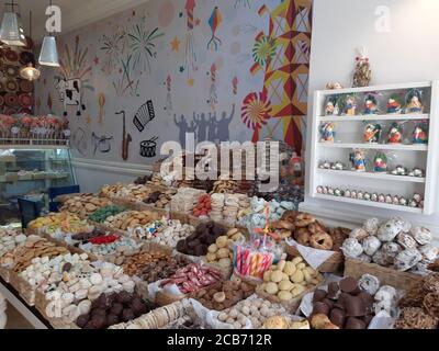 Schaufenster einer Bäckerei und Konditorei mit einer Auswahl an verschiedenen Arten von frisch gebackenen lokalen Süßigkeiten: Kekse, Kekse, Süßigkeiten. Stockfoto