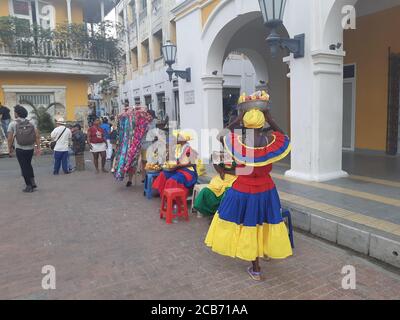 Lokale kolumbianische Frauen mit traditioneller Kleidung auf dem Stadtplatz. Cartagena / Kolumbien.
