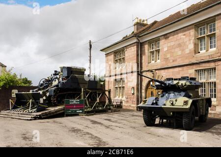 Gepanzerte Fahrzeuge vor dem Great Castle House Royal Monmouthshire Royal Engineers Regimental Museum. Monmouth Monmouthshire Wales Großbritannien Stockfoto