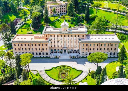 Luftaufnahme des Governoratspalastes in den Vatikanischen Gärten, Vatikanstadt. Stockfoto