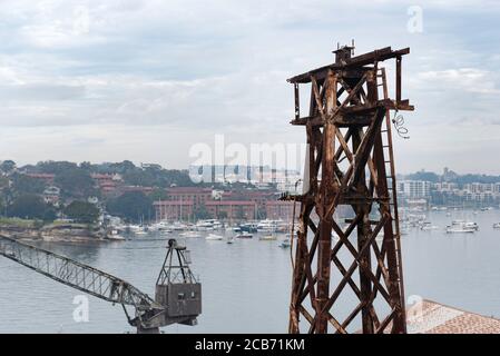 Zwei alte und ausgediente Werftkrane auf der Cockatoo Island Dockyard in Sydney Harbour, New South Wales, Australien Stockfoto