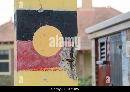 Ein Gemälde der australischen Aborigine-Flagge, der offiziell benannten und gesetzlich festgelegten Flagge der australischen Aborigine (First Nations). Stockfoto