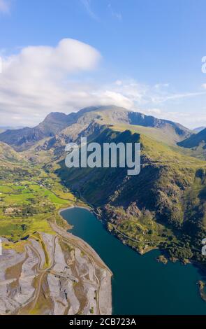 Luftaufnahme des Dinorwic Quarry, bei Llanberis, Gwynedd, Wales - mit Llyn Peris, Llyn Padarn, den Dinorwig Power Station Facilities und Mount Snowdon Stockfoto