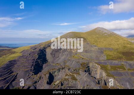 Luftaufnahme des Dinorwic Quarry, bei Llanberis, Gwynedd, Wales - mit Llyn Peris, Llyn Padarn, den Dinorwig Power Station Facilities und Mount Snowdon Stockfoto