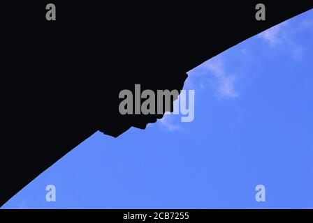 Die erste gusseiserne Brücke der Welt, in Ironbridge, Shropshire, England, gegen das Licht gesehen. Einige glauben, dass diese Ansicht das Profil des Brückengründers Abraham Darby III. (1750-1789) zeigt, der als Quäker niemandem erlauben würde, ihn darzustellen. Die Brücke wurde in einem Eisenwerk im benachbarten Coalbrookdale geschmiedet und gebaut und am 1. Januar 1781 für den Straßenverkehr freigegeben. Stockfoto