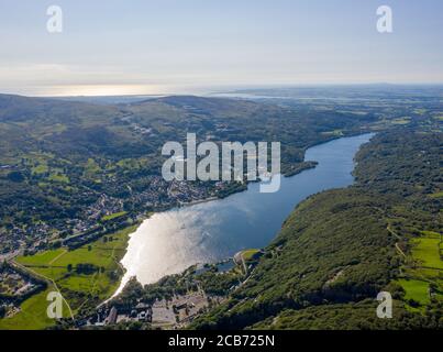 Luftaufnahme des Dinorwic Quarry, bei Llanberis, Gwynedd, Wales - mit Llyn Peris, Llyn Padarn, den Dinorwig Power Station Facilities und Mount Snowdon Stockfoto