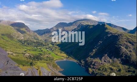 Luftaufnahme des Dinorwic Quarry, bei Llanberis, Gwynedd, Wales - mit Llyn Peris, Llyn Padarn, den Dinorwig Power Station Facilities und Mount Snowdon Stockfoto