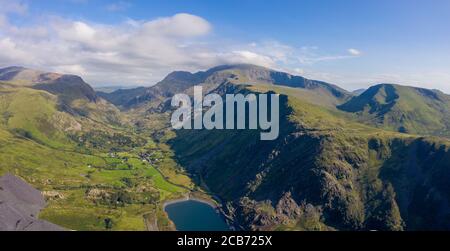 Luftaufnahme des Dinorwic Quarry, bei Llanberis, Gwynedd, Wales - mit Llyn Peris, Llyn Padarn, den Dinorwig Power Station Facilities und Mount Snowdon Stockfoto