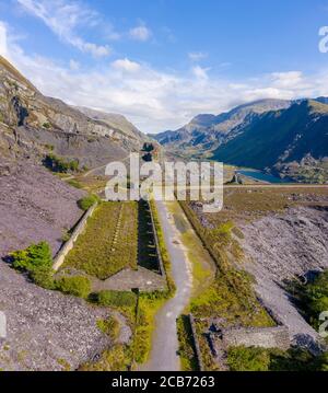 Luftaufnahme des Dinorwic Quarry, bei Llanberis, Gwynedd, Wales - mit Llyn Peris, Llyn Padarn, den Dinorwig Power Station Facilities und Mount Snowdon Stockfoto