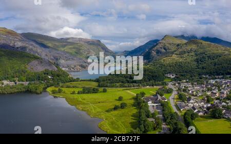 Luftaufnahme des Dinorwic Quarry, bei Llanberis, Gwynedd, Wales - mit Llyn Peris, Llyn Padarn, den Dinorwig Power Station Facilities und Mount Snowdon Stockfoto