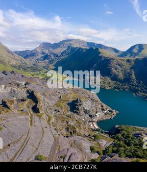 Luftaufnahme des Dinorwic Quarry, bei Llanberis, Gwynedd, Wales - mit Llyn Peris, Llyn Padarn, den Dinorwig Power Station Facilities und Mount Snowdon Stockfoto