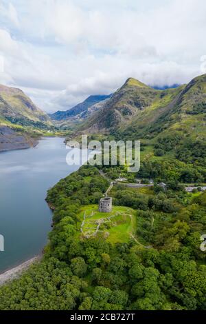 Luftaufnahme des Dinorwic Quarry, bei Llanberis, Gwynedd, Wales - mit Llyn Peris, Llyn Padarn, den Dinorwig Power Station Facilities und Mount Snowdon Stockfoto