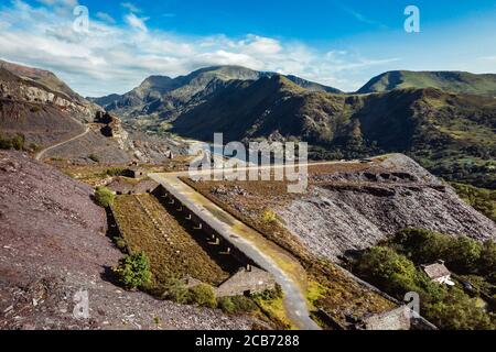 Luftaufnahme des Dinorwic Quarry, bei Llanberis, Gwynedd, Wales - mit Llyn Peris, Llyn Padarn, den Dinorwig Power Station Facilities und Mount Snowdon Stockfoto