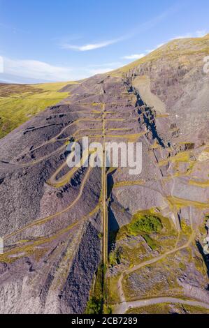 Luftaufnahme des Dinorwic Quarry, bei Llanberis, Gwynedd, Wales - mit Llyn Peris, Llyn Padarn, den Dinorwig Power Station Facilities und Mount Snowdon Stockfoto