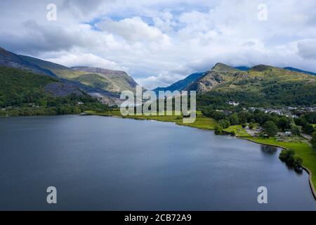 Luftaufnahme des Dinorwic Quarry, bei Llanberis, Gwynedd, Wales - mit Llyn Peris, Llyn Padarn, den Dinorwig Power Station Facilities und Mount Snowdon Stockfoto