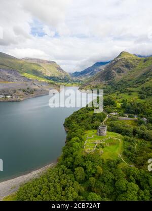 Luftaufnahme des Dinorwic Quarry, bei Llanberis, Gwynedd, Wales - mit Llyn Peris, Llyn Padarn, den Dinorwig Power Station Facilities und Mount Snowdon Stockfoto