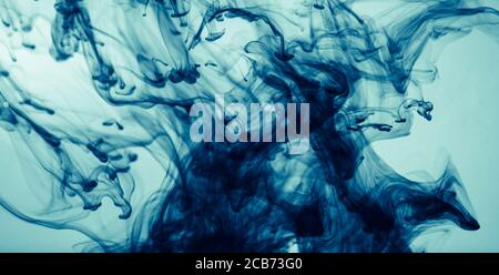 Abstrakte Farbe malen Splash auf blauem Hintergrund. Modernes Design mit beweglichem Farbstoff. Dunkle Tinte im Wasser. Stockfoto