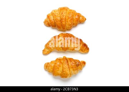 Frische französische Croissants mit Schokolade isoliert auf weißem Hintergrund Continental Frühstück am Morgen Top View Flat Lay Stockfoto