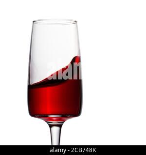 Spritzer Rotwein auf weißem Hintergrund in einem Schönes transparentes Glas Konzept von alkoholischen Getränken Stockfoto