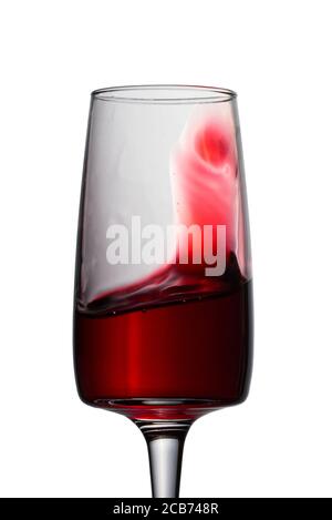 Hoher Schuss Rotwein in einem eleganten Glas auf Ein weißes Hintergrundkonzept von alkoholischen Getränken Stockfoto