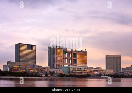 Odaiba, Tokyo, Kanto Region, Honshu, Japan - Aqua City, Shopping Malls und Fuji Television Building in Odaiba. Stockfoto