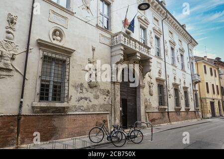 Ferrara, Italien. 6. August 2020. Blick auf die Fassade des Bevilacqua-Costabili Palast, Heimat der Universität von Ferrara, Department of Economics und Stockfoto