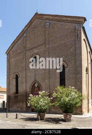 Ferrara, Italien. August 2020. Die Außenansicht der Kirche der Heiligen Maria 'Nuova' und der Heiligen Blaise Stockfoto