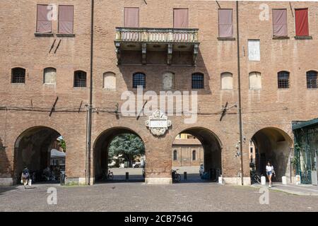 Ferrara, Italien. 6. August 2020. Blick auf die Arkaden eines historischen Gebäudes am Savonarola Platz Stockfoto